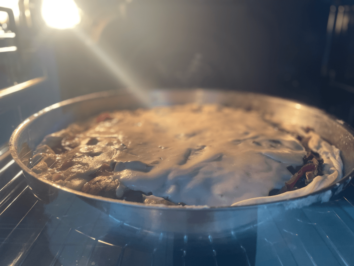 Солен пай с тесто за пица и гъби с лук